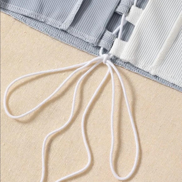 COLOUR BLOCK LACE UP FRONT HALTER TOP - Picture 3 of 13